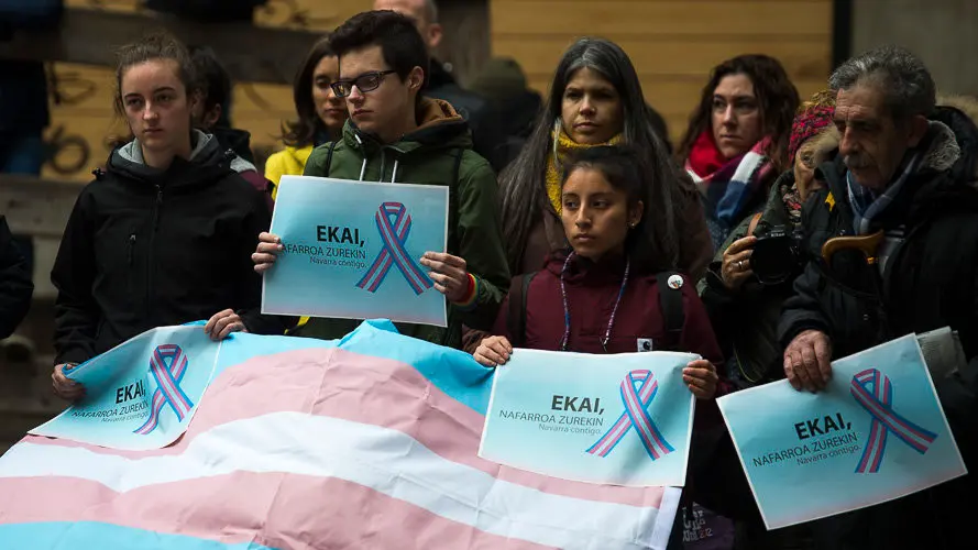 Concentración en homenaje al menor transexual vizcaíno muerto esta semana, organizada por la asociación Kattalingorri con el lema _Ekai, Nafarroa zurekin_ ('Ekai, Navarra contigo'). PABLO LASAOS