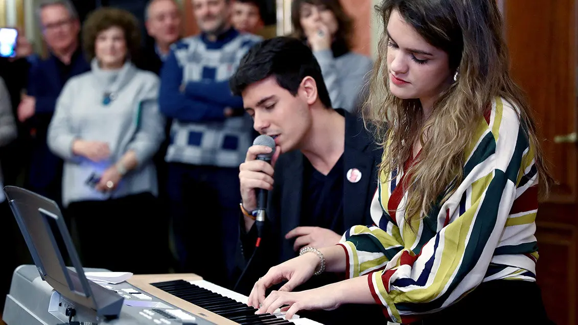 GRAF8312. PAMPLONA, 03/02/2018.- La ganadora de Operación Triunfo Amaia Romero, junto a Alfred García, ambos representantes de España en Eurovisión, cantando en la recepción ofrecida por el Ayuntamiento de Pamplona. EFE/Villar López