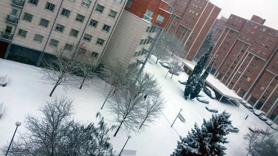 La nieve caída en el barrio de Azpilagaña, en Pamplona.