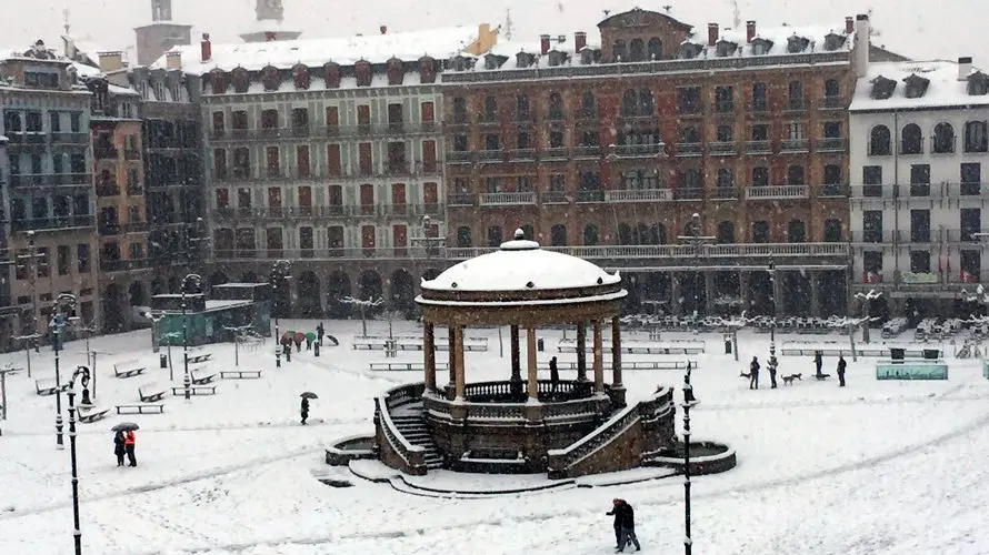 La Plaza del Castillo amanece este miércoles cubierta de nieve.