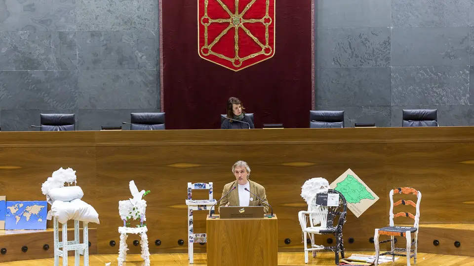 Encuentro entre alumnado de diversos centros educativos y representantes políticos del Parlamento, organizado por Alboan (01). IÑIGO ALZUGARAY