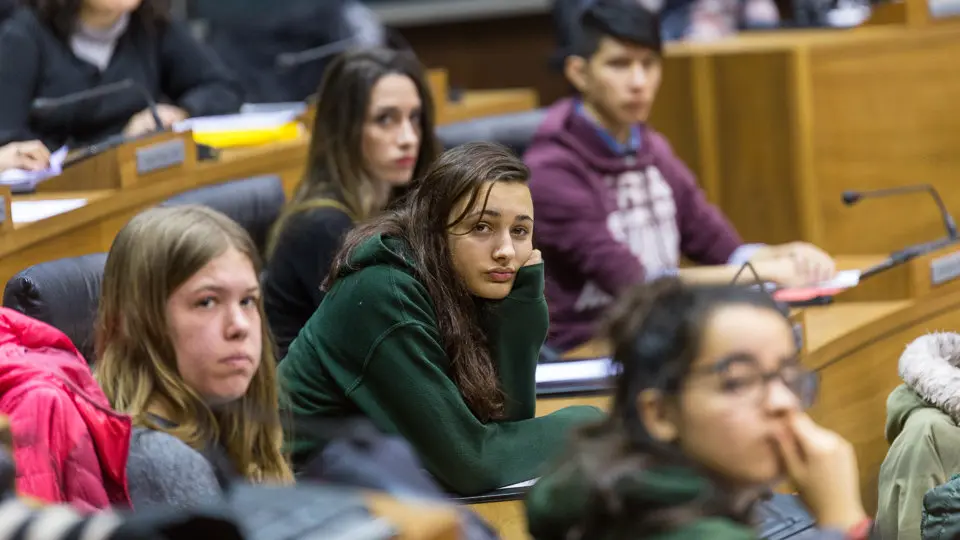 Encuentro entre alumnado de diversos centros educativos y representantes políticos del Parlamento, organizado por Alboan (04). IÑIGO ALZUGARAY