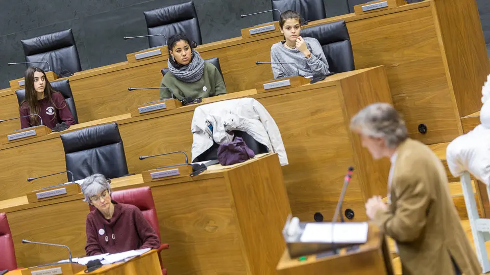 Encuentro entre alumnado de diversos centros educativos y representantes políticos del Parlamento, organizado por Alboan (05). IÑIGO ALZUGARAY