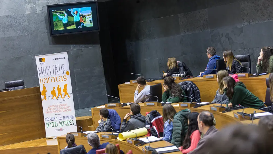 Encuentro entre alumnado de diversos centros educativos y representantes políticos del Parlamento, organizado por Alboan (07). IÑIGO ALZUGARAY