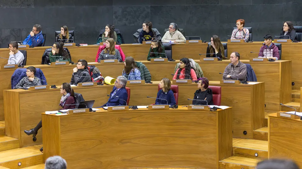 Encuentro entre alumnado de diversos centros educativos y representantes políticos del Parlamento, organizado por Alboan (08). IÑIGO ALZUGARAY