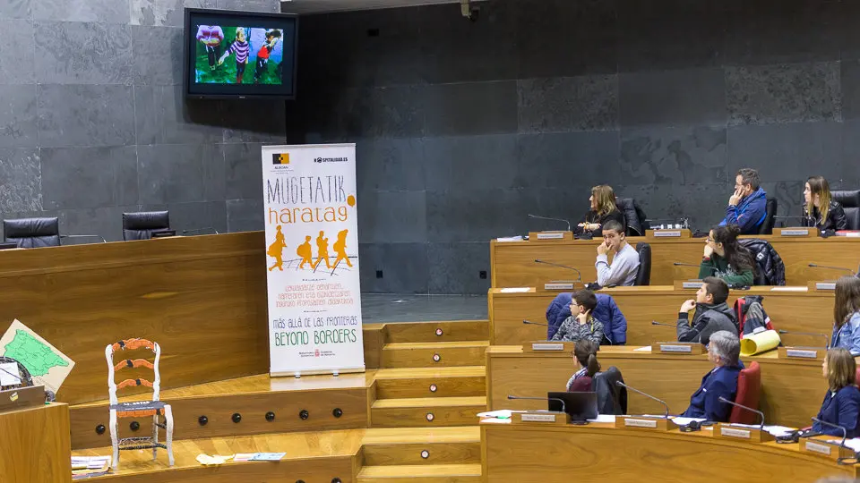 Encuentro entre alumnado de diversos centros educativos y representantes políticos del Parlamento, organizado por Alboan (09). IÑIGO ALZUGARAY