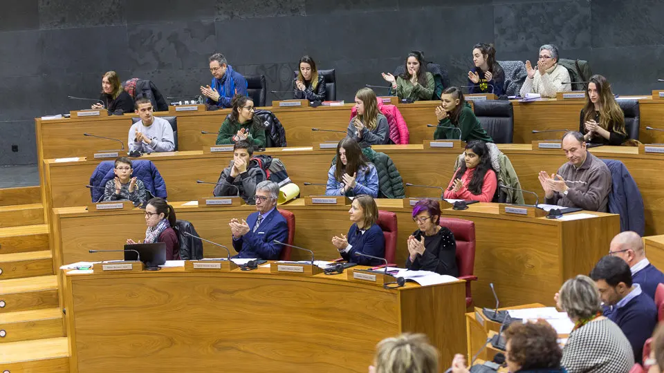 Encuentro entre alumnado de diversos centros educativos y representantes políticos del Parlamento, organizado por Alboan (11). IÑIGO ALZUGARAY