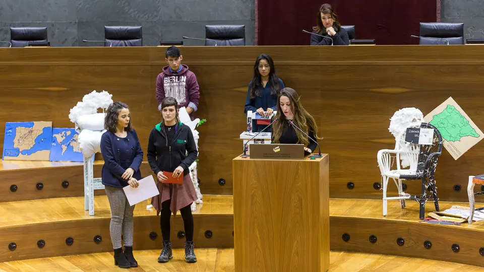 Encuentro entre alumnado de diversos centros educativos y representantes políticos del Parlamento, organizado por Alboan (13). IÑIGO ALZUGARAY