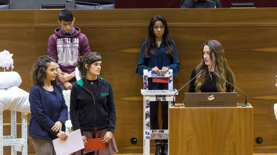 Encuentro entre alumnado de diversos centros educativos y representantes políticos del Parlamento, organizado por Alboan (14). IÑIGO ALZUGARAY