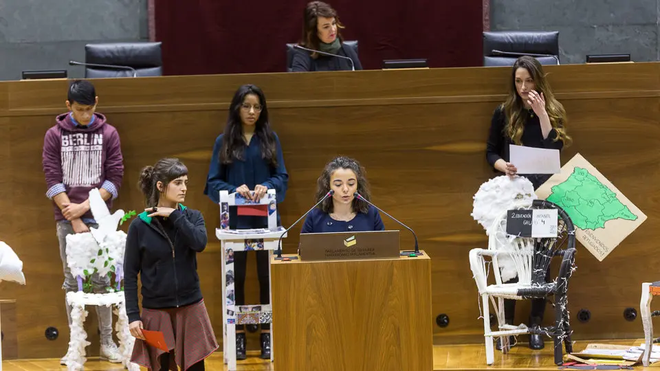 Encuentro entre alumnado de diversos centros educativos y representantes políticos del Parlamento, organizado por Alboan (15). IÑIGO ALZUGARAY