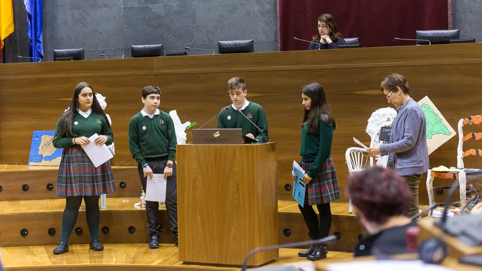 Encuentro entre alumnado de diversos centros educativos y representantes políticos del Parlamento, organizado por Alboan (19). IÑIGO ALZUGARAY