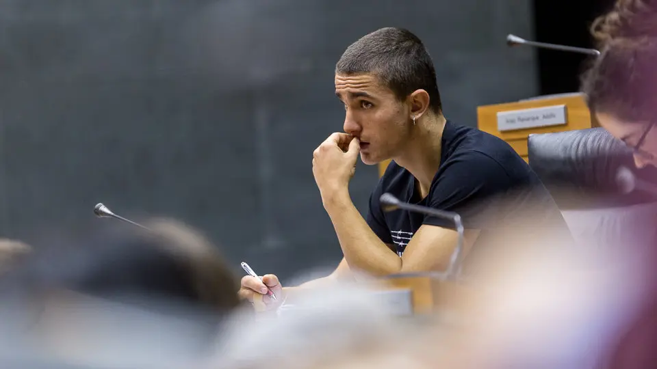 Encuentro entre alumnado de diversos centros educativos y representantes políticos del Parlamento, organizado por Alboan (22). IÑIGO ALZUGARAY