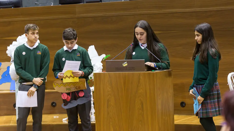 Encuentro entre alumnado de diversos centros educativos y representantes políticos del Parlamento, organizado por Alboan (23). IÑIGO ALZUGARAY