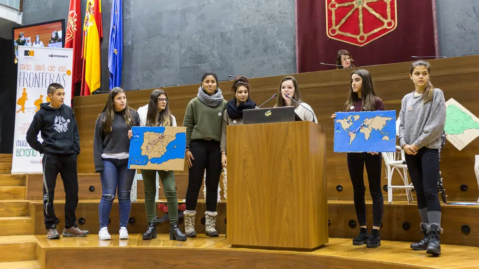 Encuentro entre alumnado de diversos centros educativos y representantes políticos del Parlamento, organizado por Alboan (25). IÑIGO ALZUGARAY