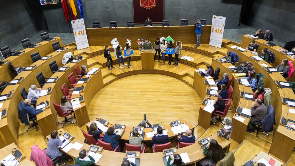 Encuentro entre alumnado de diversos centros educativos y representantes políticos del Parlamento, organizado por Alboan (26). IÑIGO ALZUGARAY