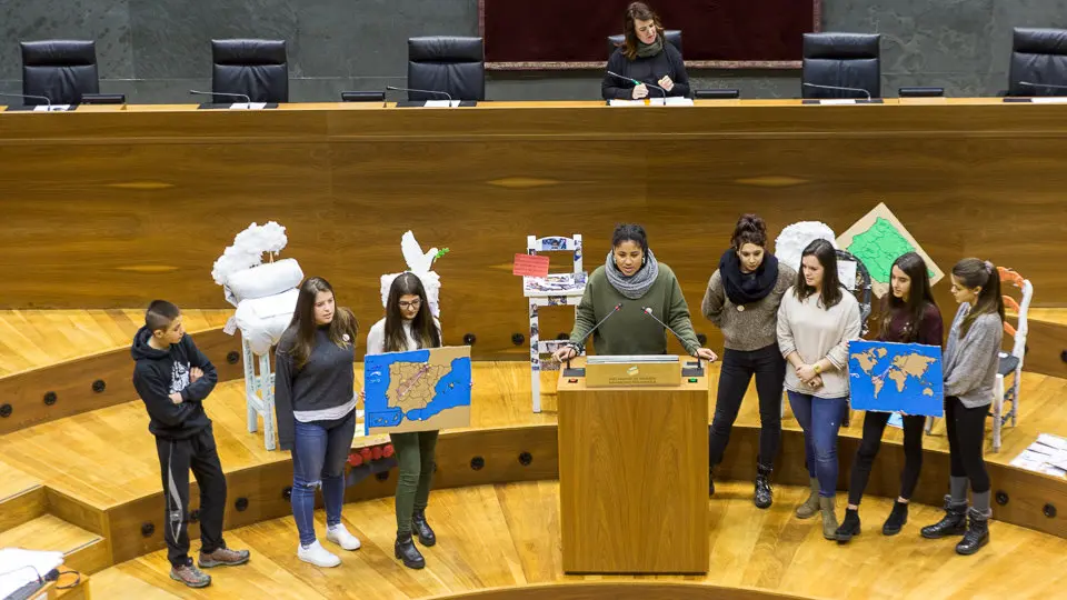 Encuentro entre alumnado de diversos centros educativos y representantes políticos del Parlamento, organizado por Alboan (27). IÑIGO ALZUGARAY