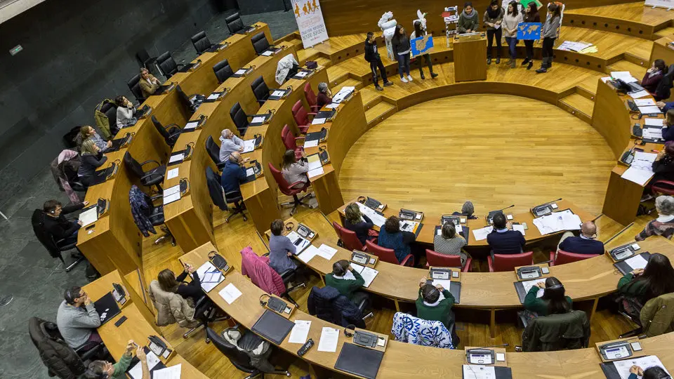 Encuentro entre alumnado de diversos centros educativos y representantes políticos del Parlamento, organizado por Alboan (28). IÑIGO ALZUGARAY
