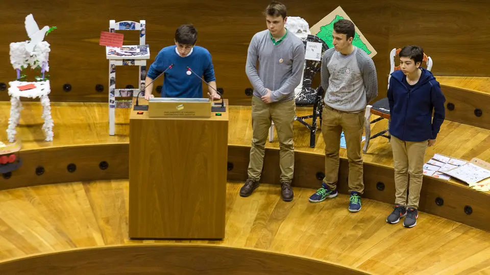 Encuentro entre alumnado de diversos centros educativos y representantes políticos del Parlamento, organizado por Alboan (29). IÑIGO ALZUGARAY