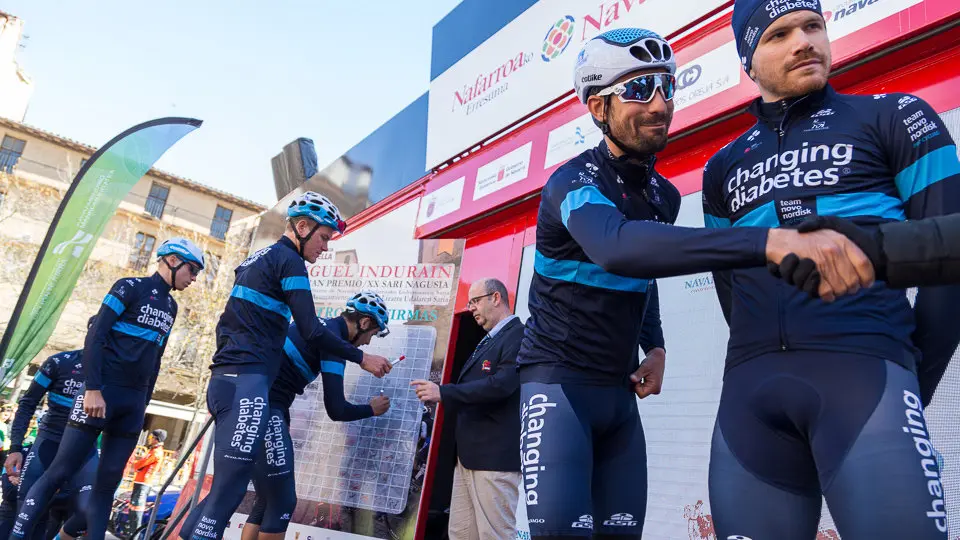 Salida de la XX edición del Gran Premio Miguel Induráin en Estella (03). IÑIGO ALZUGARAY