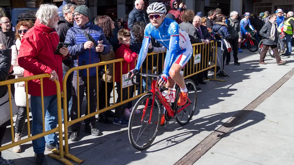 Salida de la XX edición del Gran Premio Miguel Induráin en Estella (07). IÑIGO ALZUGARAY
