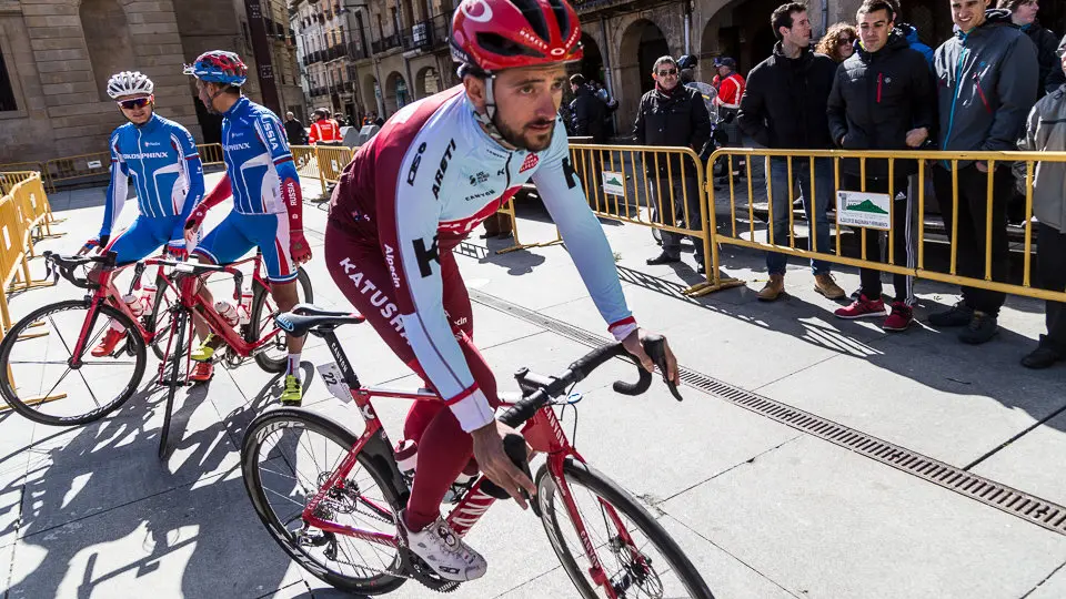 Salida de la XX edición del Gran Premio Miguel Induráin en Estella (10). IÑIGO ALZUGARAY