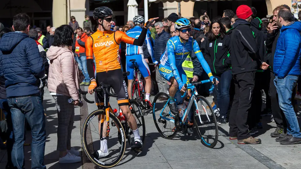 Salida de la XX edición del Gran Premio Miguel Induráin en Estella (12). IÑIGO ALZUGARAY