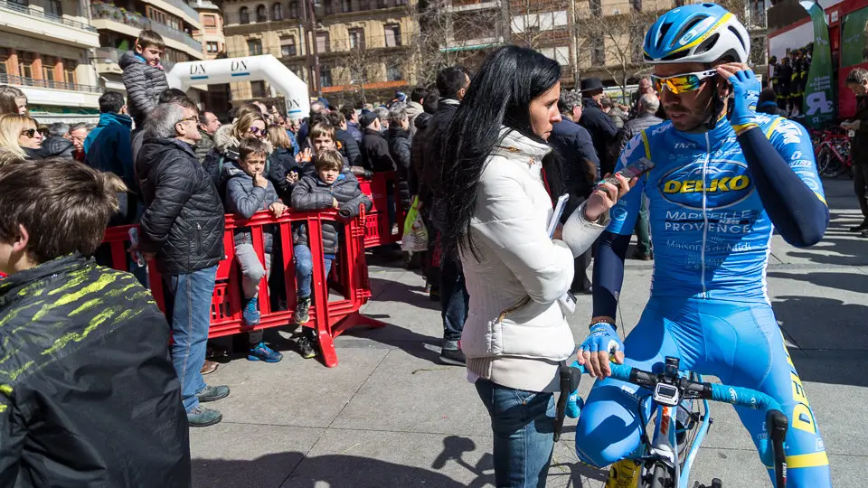 Salida de la XX edición del Gran Premio Miguel Induráin en Estella (16). IÑIGO ALZUGARAY