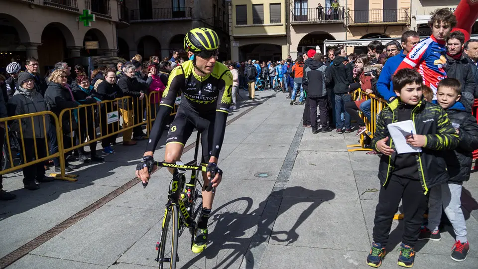 Salida de la XX edición del Gran Premio Miguel Induráin en Estella (17). IÑIGO ALZUGARAY