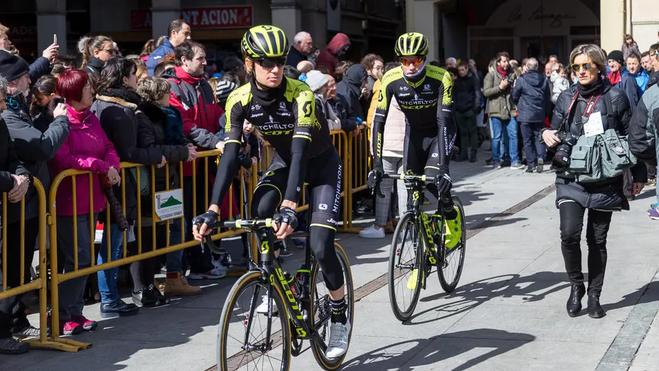 Salida de la XX edición del Gran Premio Miguel Induráin en Estella (18). IÑIGO ALZUGARAY