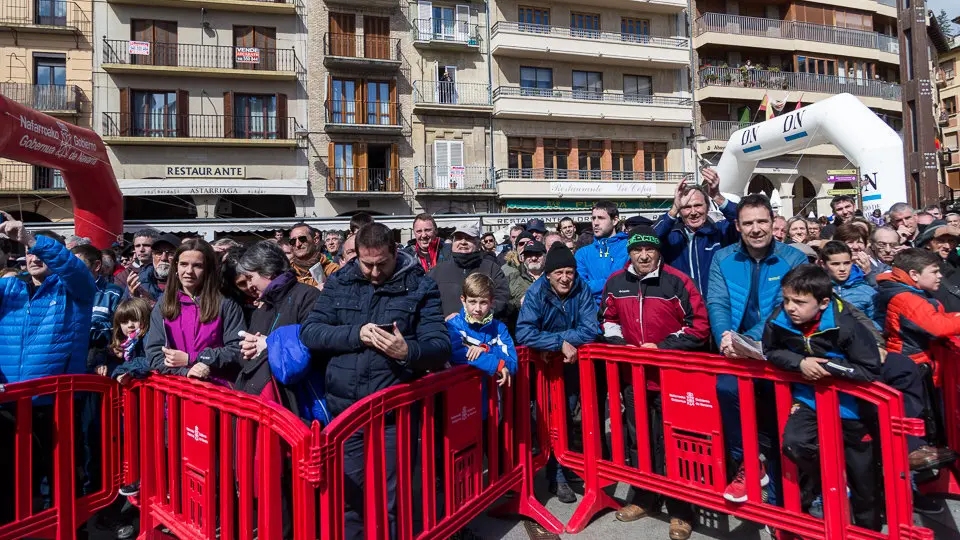 Salida de la XX edición del Gran Premio Miguel Induráin en Estella (22). IÑIGO ALZUGARAY