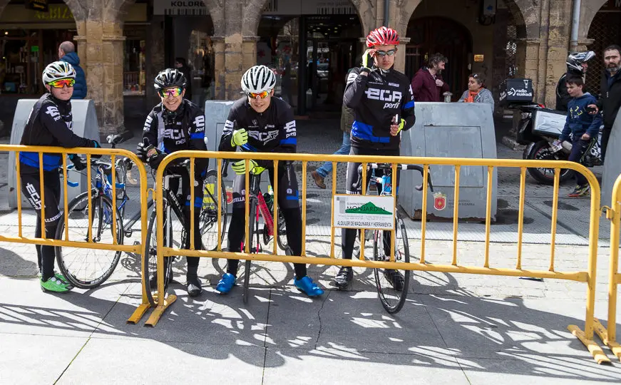 Salida de la XX edición del Gran Premio Miguel Induráin en Estella (23). IÑIGO ALZUGARAY