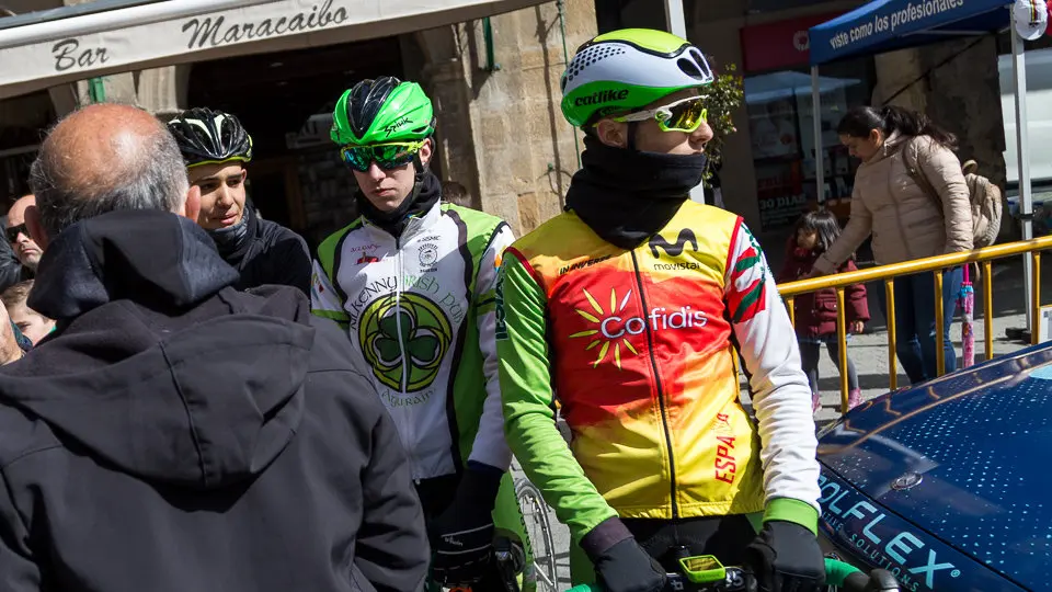 Salida de la XX edición del Gran Premio Miguel Induráin en Estella (25). IÑIGO ALZUGARAY
