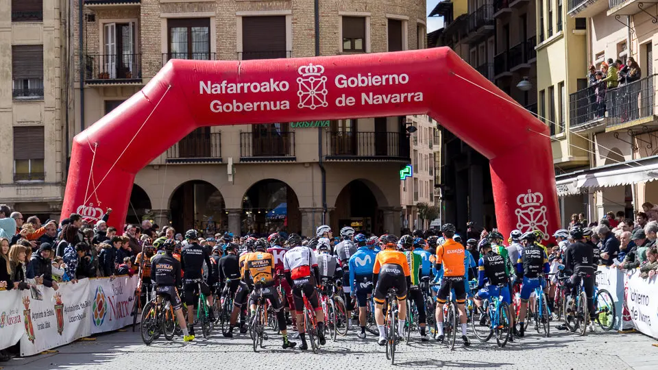 Salida de la XX edición del Gran Premio Miguel Induráin en Estella (26). IÑIGO ALZUGARAY