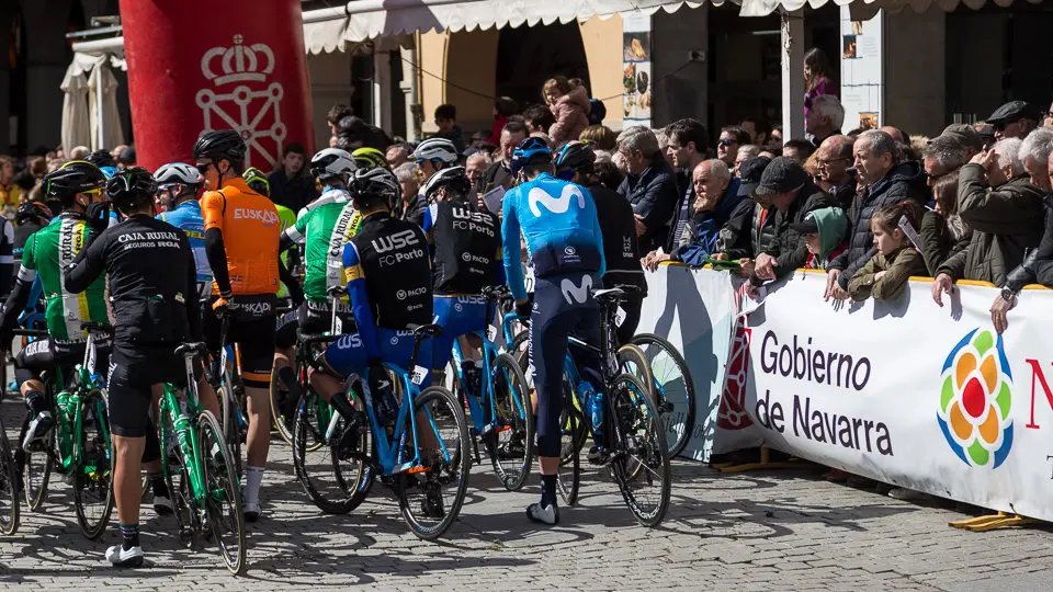Salida de la XX edición del Gran Premio Miguel Induráin en Estella (29). IÑIGO ALZUGARAY