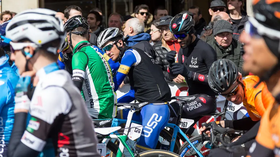 Salida de la XX edición del Gran Premio Miguel Induráin en Estella (30). IÑIGO ALZUGARAY