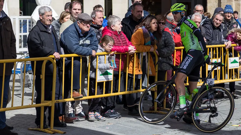 Salida de la XX edición del Gran Premio Miguel Induráin en Estella (31). IÑIGO ALZUGARAY