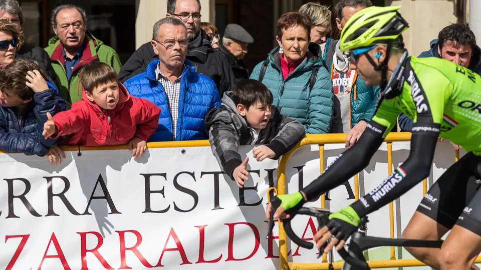 Salida de la XX edición del Gran Premio Miguel Induráin en Estella (32). IÑIGO ALZUGARAY