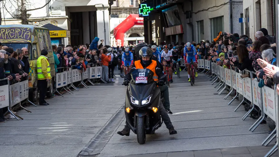 Salida de la XX edición del Gran Premio Miguel Induráin en Estella (34). IÑIGO ALZUGARAY