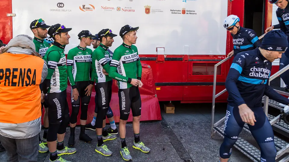 Corredores del equipo Caja Rural-Seguros RGA, que cuenta con los navarros Josu Zabala y Julen Amezqueta, en el control de firmas del XX Gran Premio Miguel Indurain (17). IÑIGO ALZUGARAY