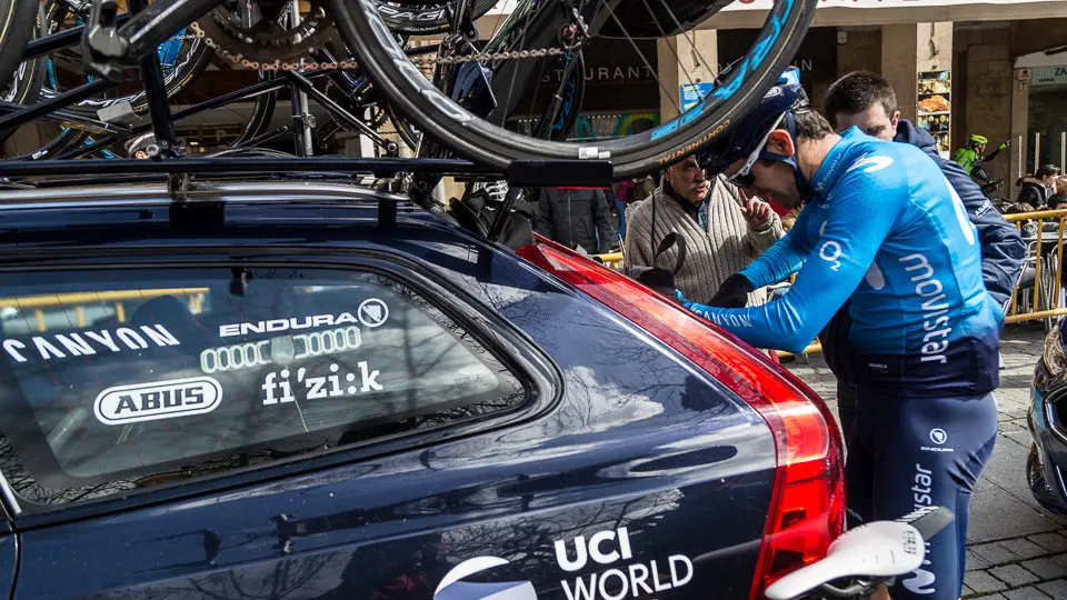 Corredores del equipo Movistar Team en el control de firmas del XX Gran Premio Miguel Induráin (14). IÑIGO ALZUGARAY