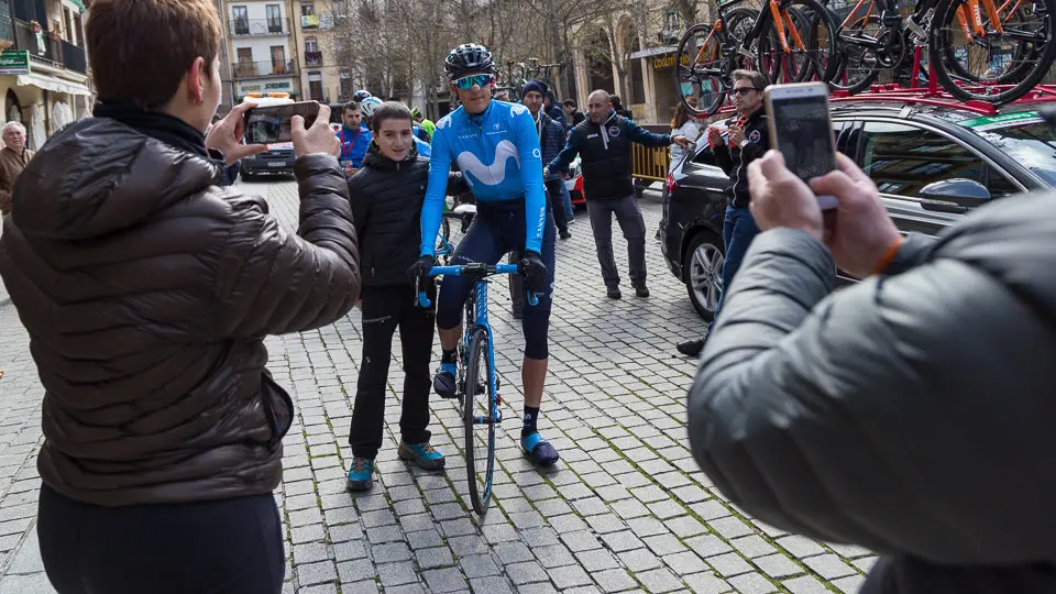 Corredores del equipo Movistar Team en el control de firmas del XX Gran Premio Miguel Induráin (13). IÑIGO ALZUGARAY