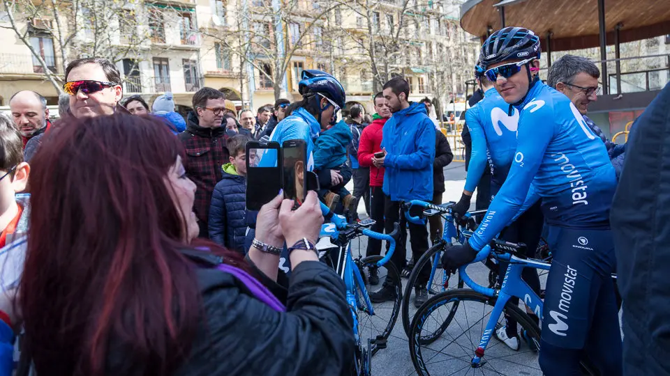 Corredores del equipo Movistar Team en el control de firmas del XX Gran Premio Miguel Induráin (12). IÑIGO ALZUGARAY