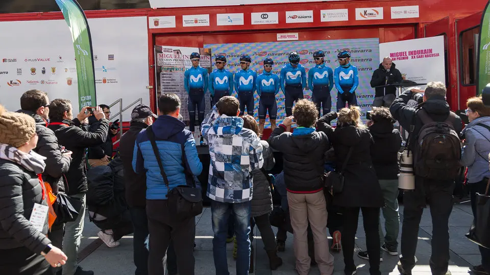Corredores del equipo Movistar Team en el control de firmas del XX Gran Premio Miguel Induráin (10). IÑIGO ALZUGARAY