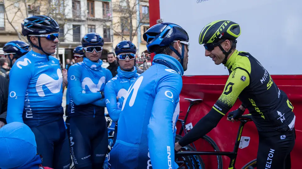 Corredores del equipo Movistar Team en el control de firmas del XX Gran Premio Miguel Induráin (04). IÑIGO ALZUGARAY