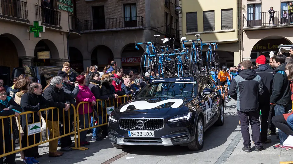 Corredores del equipo Movistar Team en el control de firmas del XX Gran Premio Miguel Induráin (01). IÑIGO ALZUGARAY