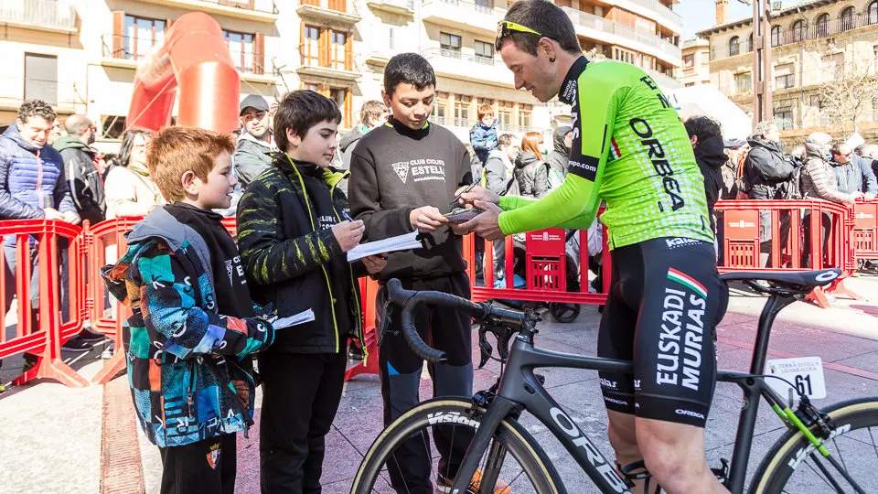 Corredores del equipo Euskadi-Murias, que cuenta con los navarros Beñat Txoperena y Óscar Rodríguez, en el control de firmas del XX Gran Premio Miguel Induráin (16). IÑIGO ALZUGARAY
