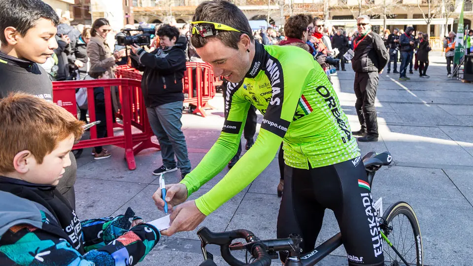 Corredores del equipo Euskadi-Murias, que cuenta con los navarros Beñat Txoperena y Óscar Rodríguez, en el control de firmas del XX Gran Premio Miguel Induráin (15). IÑIGO ALZUGARAY