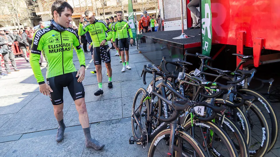 Corredores del equipo Euskadi-Murias, que cuenta con los navarros Beñat Txoperena y Óscar Rodríguez, en el control de firmas del XX Gran Premio Miguel Induráin (12). IÑIGO ALZUGARAY