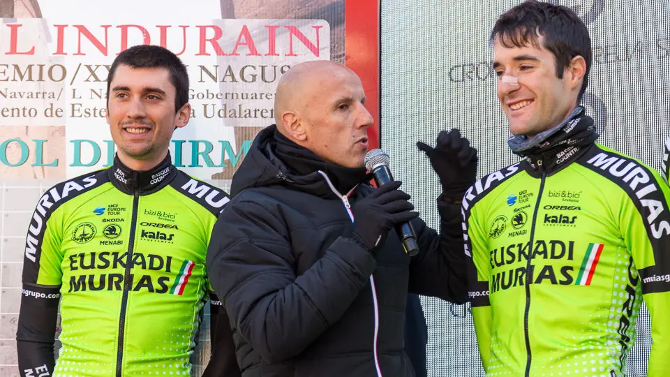 Corredores del equipo Euskadi-Murias, que cuenta con los navarros Beñat Txoperena y Óscar Rodríguez, en el control de firmas del XX Gran Premio Miguel Induráin (07). IÑIGO ALZUGARAY