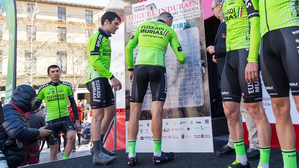 Corredores del equipo Euskadi-Murias, que cuenta con los navarros Beñat Txoperena y Óscar Rodríguez, en el control de firmas del XX Gran Premio Miguel Induráin (02). IÑIGO ALZUGARAY